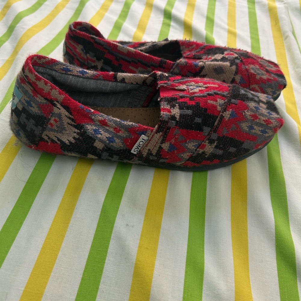 TOMS Men’s  Patterned Slippers - Red, Black, and Brown